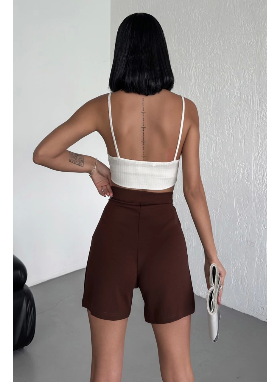 Tarz ve Rahatlığı Bir Arada Sunan Yüksek Bel Esnek Likralı Krep Şort Kahverengi (