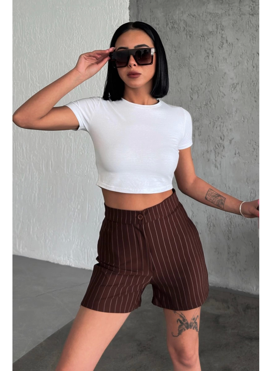 Zarif ve Şıklığı Bir Arada Sunan Yüksek Bel Krep Esnek Çimalı Çizgili Şort Kahverengi (