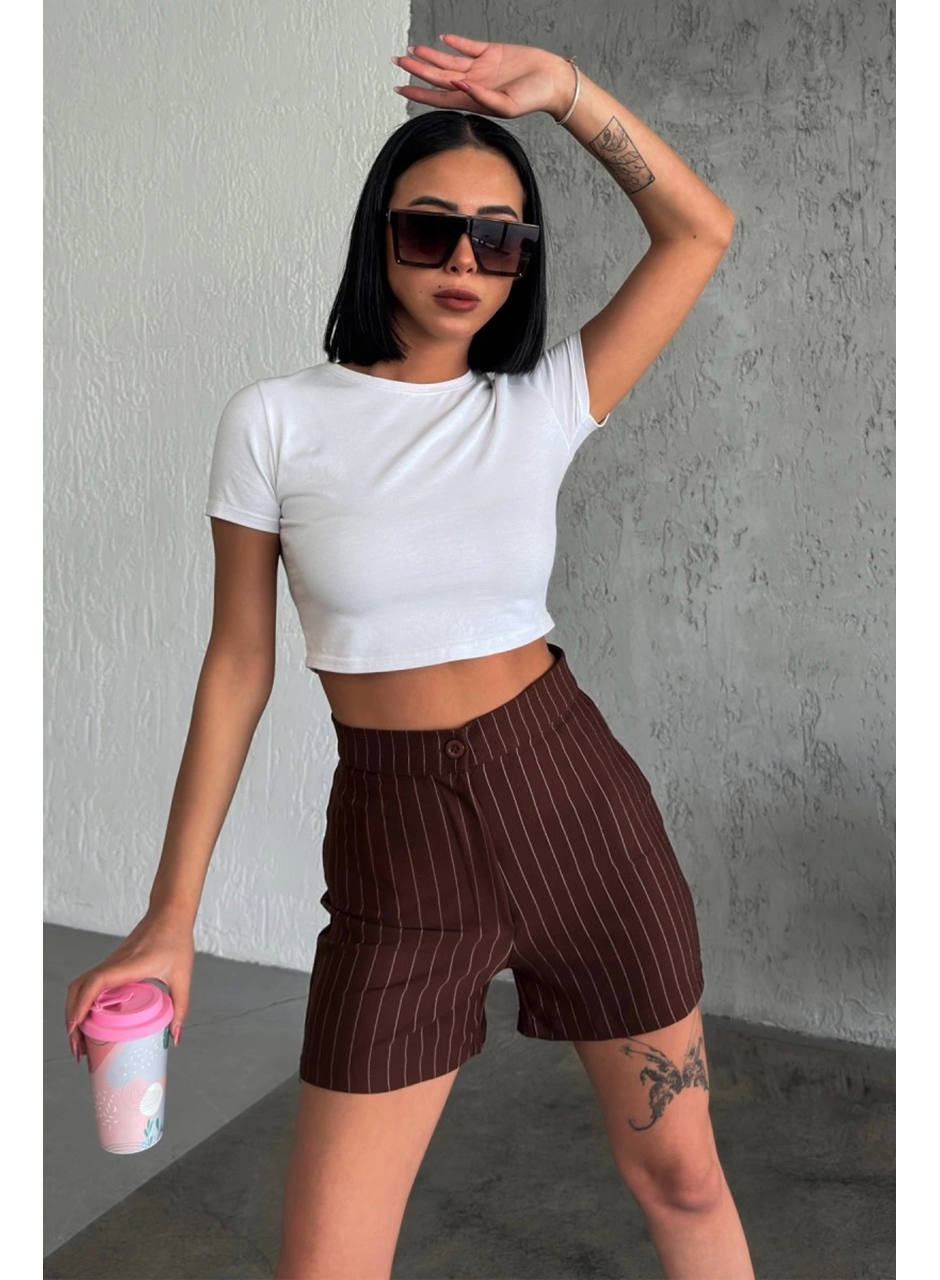 Zarif ve Şıklığı Bir Arada Sunan Yüksek Bel Krep Esnek Çimalı Çizgili Şort Kahverengi (