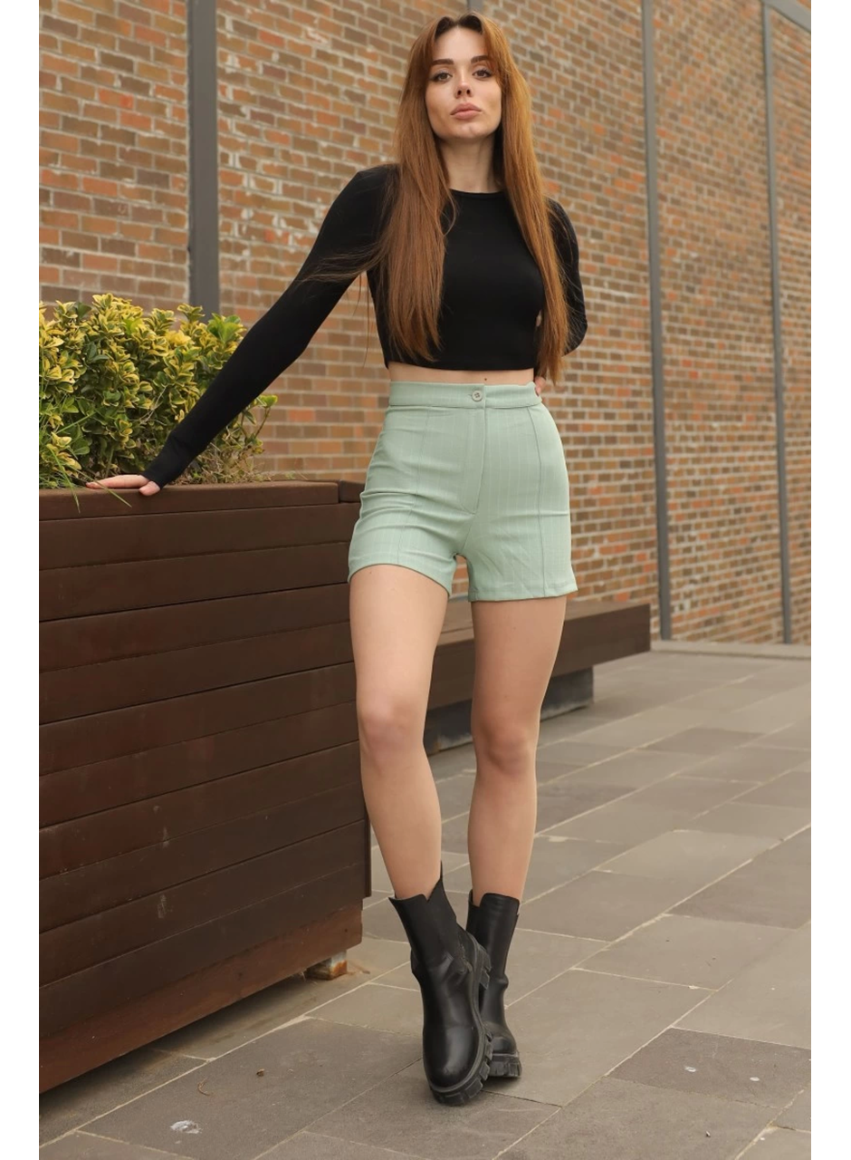 Zarif ve Şıklığı Bir Arada Sunan Yüksek Bel Krep Esnek Çimalı Çizgili Şort Su Yeşili (
