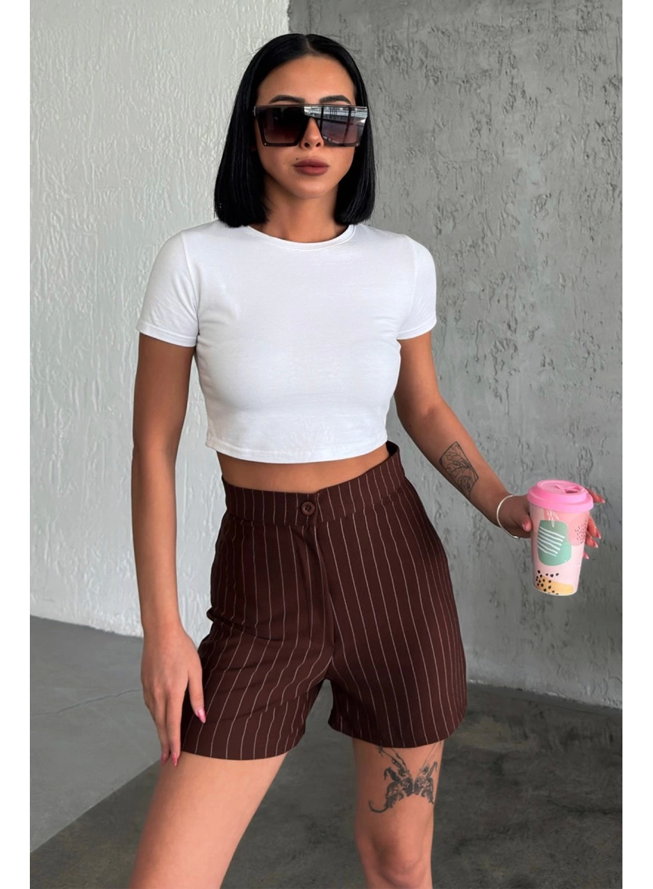 Zarif ve Şıklığı Bir Arada Sunan Yüksek Bel Krep Esnek Çimalı Çizgili Şort Kahverengi (
