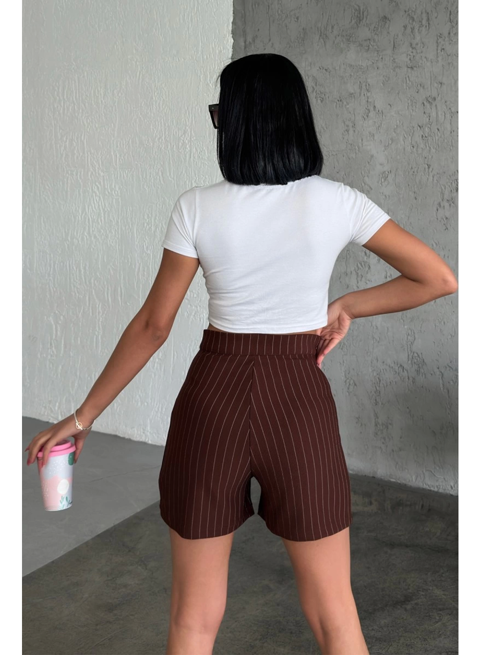 Zarif ve Şıklığı Bir Arada Sunan Yüksek Bel Krep Esnek Çimalı Çizgili Şort Kahverengi (