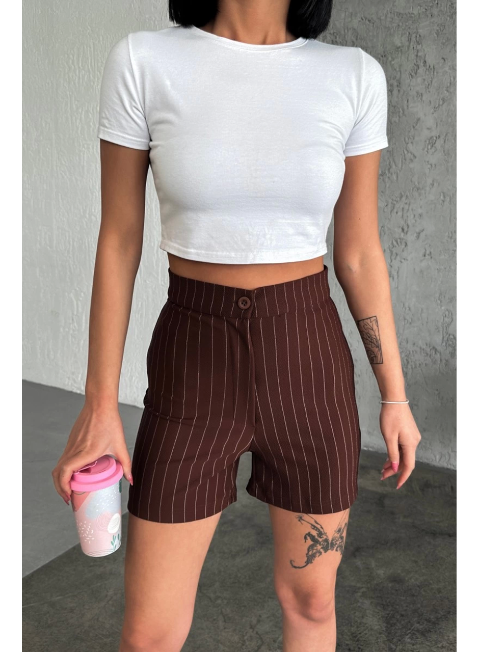 Zarif ve Şıklığı Bir Arada Sunan Yüksek Bel Krep Esnek Çimalı Çizgili Şort Kahverengi (