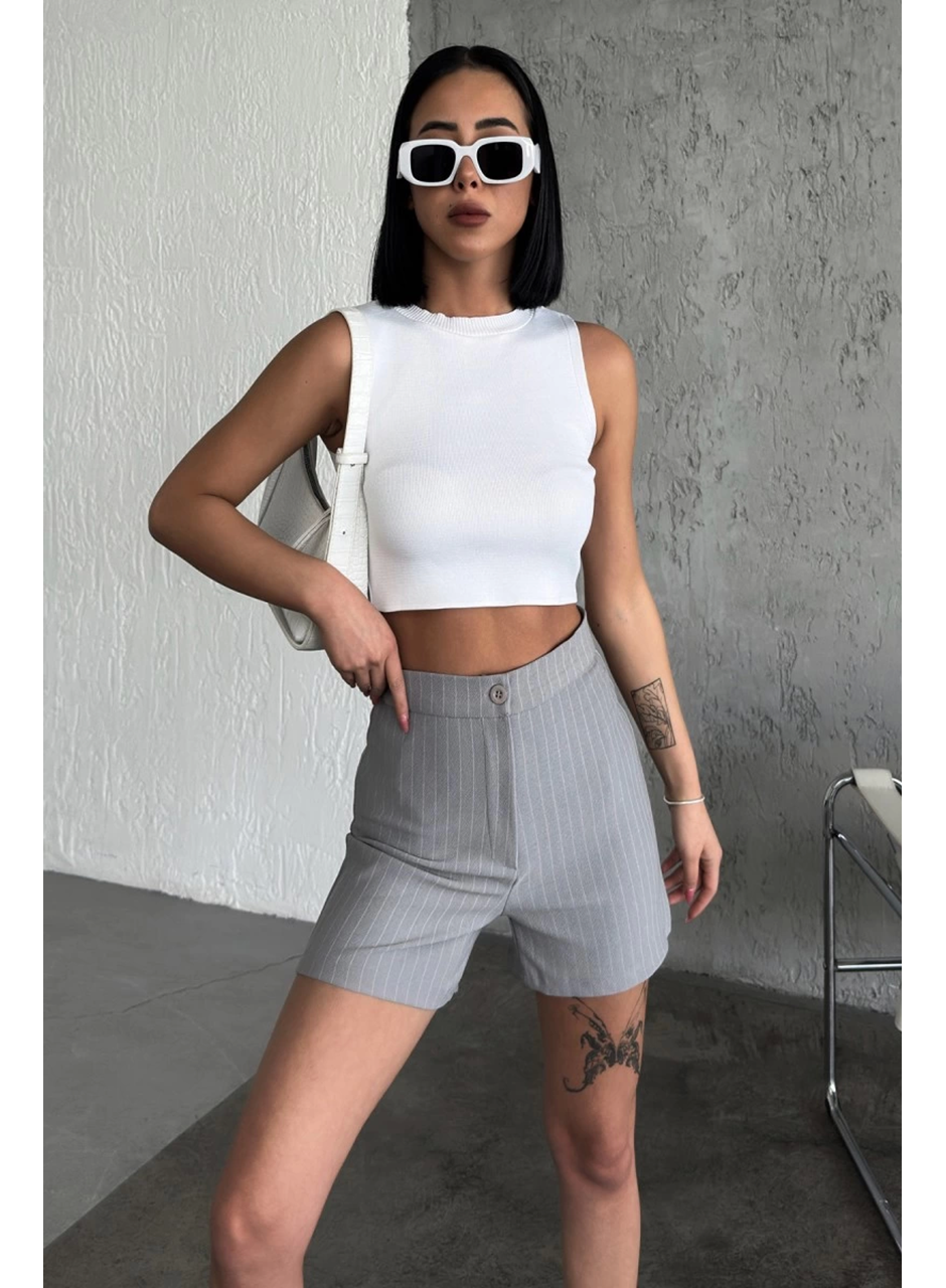 Zarif ve Şıklığı Bir Arada Sunan Yüksek Bel Krep Esnek Çimalı Çizgili Şort Gri (