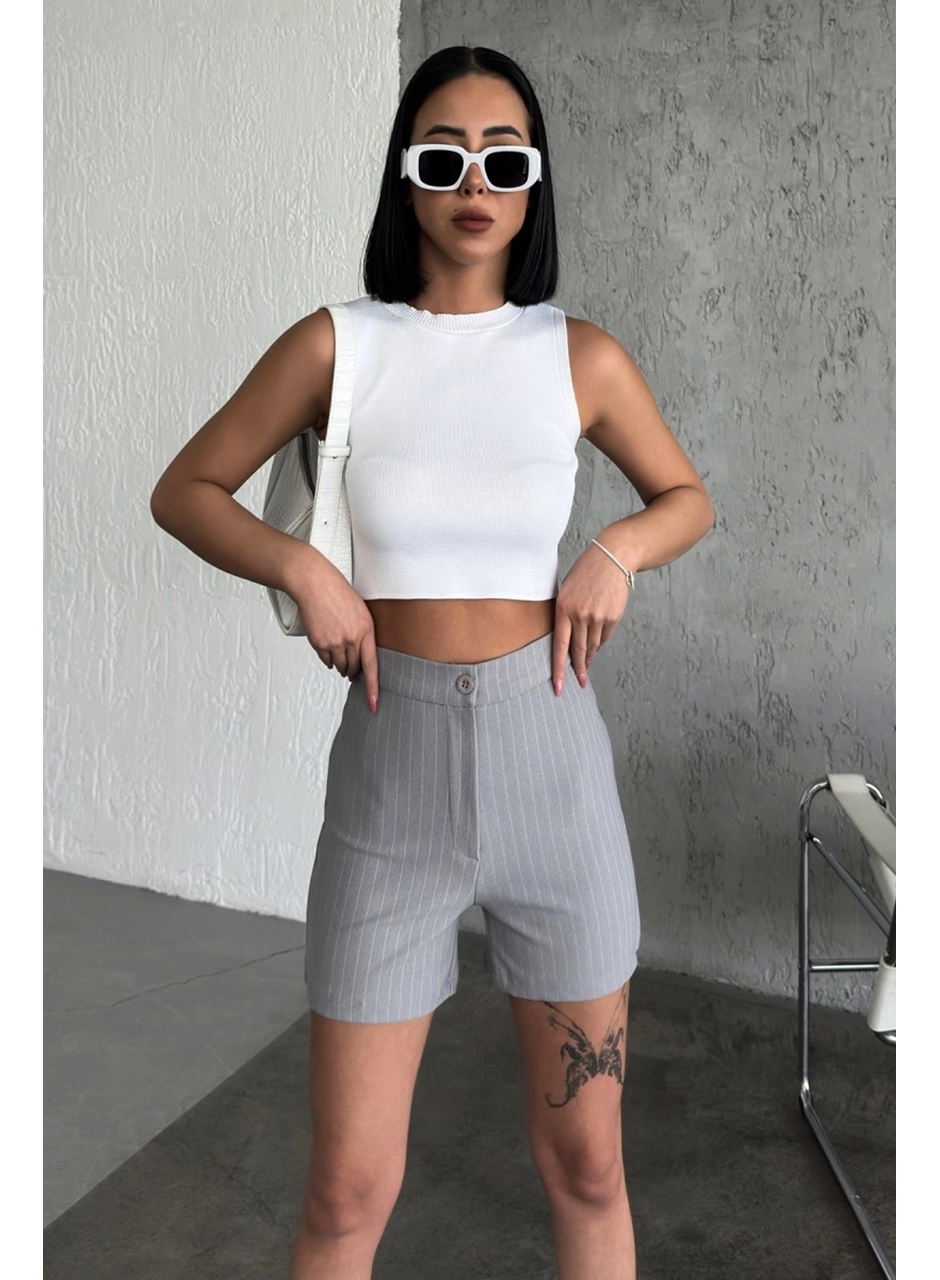 Zarif ve Şıklığı Bir Arada Sunan Yüksek Bel Krep Esnek Çimalı Çizgili Şort Gri (