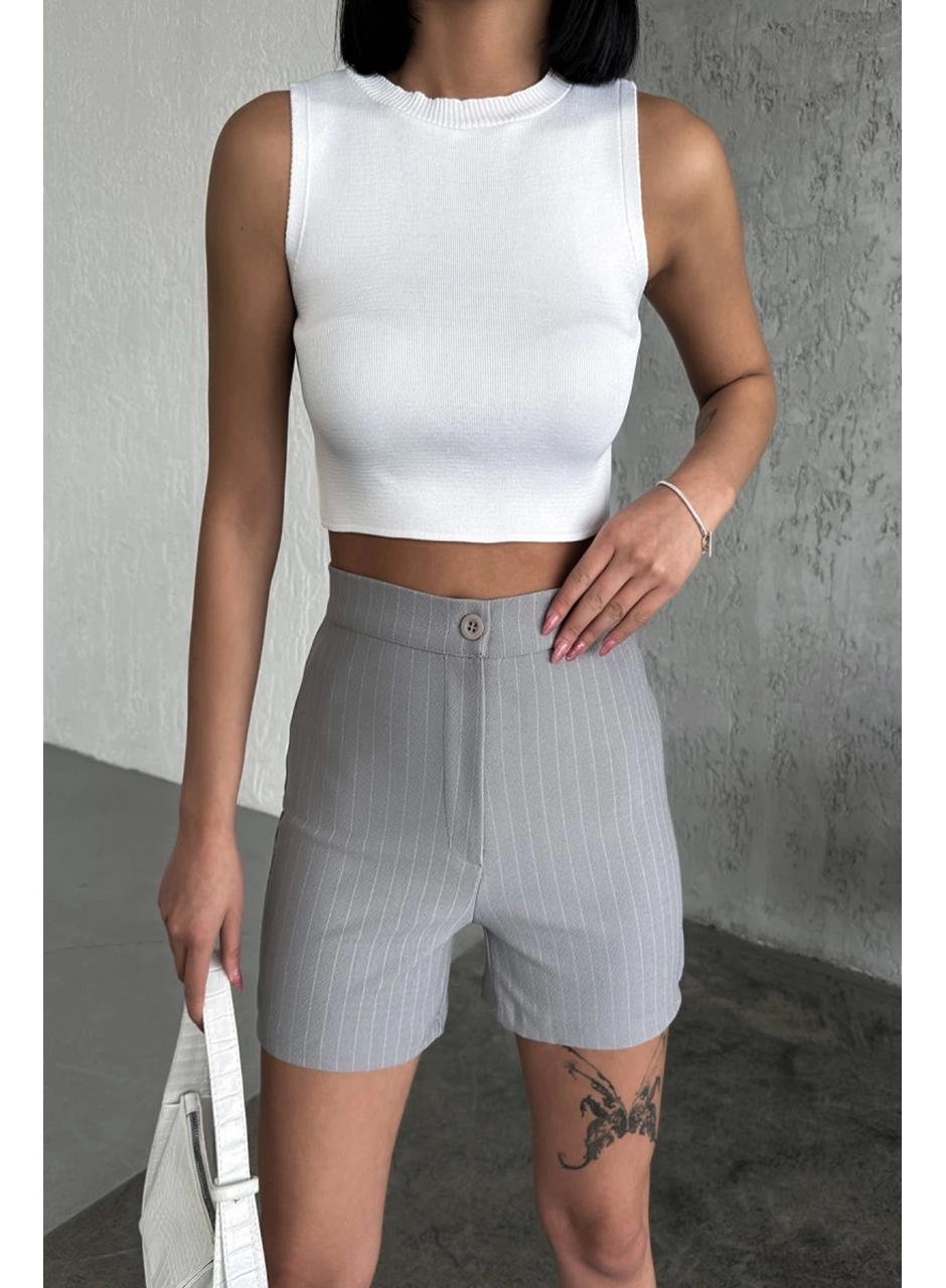 Zarif ve Şıklığı Bir Arada Sunan Yüksek Bel Krep Esnek Çimalı Çizgili Şort Gri (