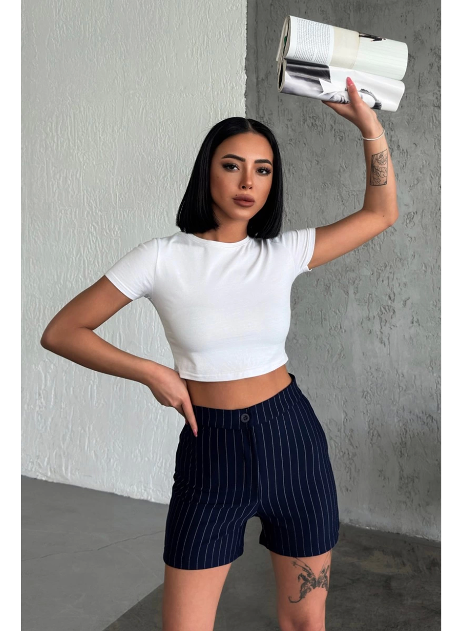 Zarif ve Şıklığı Bir Arada Sunan Yüksek Bel Krep Esnek Çimalı Çizgili Şort Lacivert (