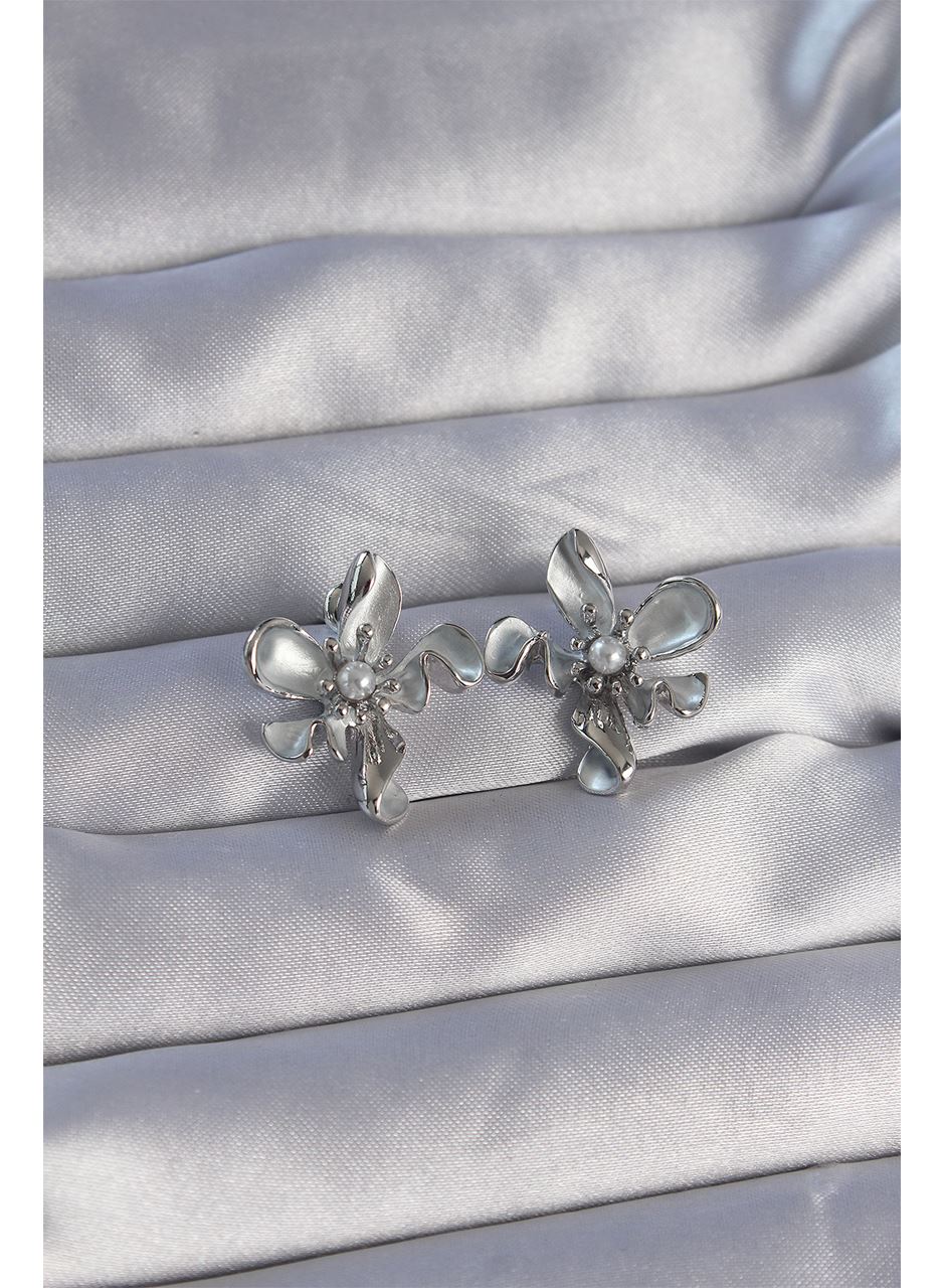 Pirinç Gümüş Renk İnci Detay Çiçek Tasarımlı Küpe