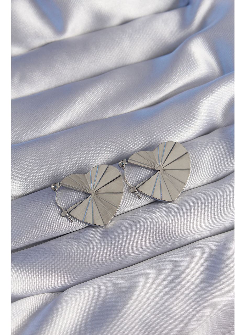 316L Çelik Gümüş Renk Çizgili Plaka Tasarımlı Kalp Küpe