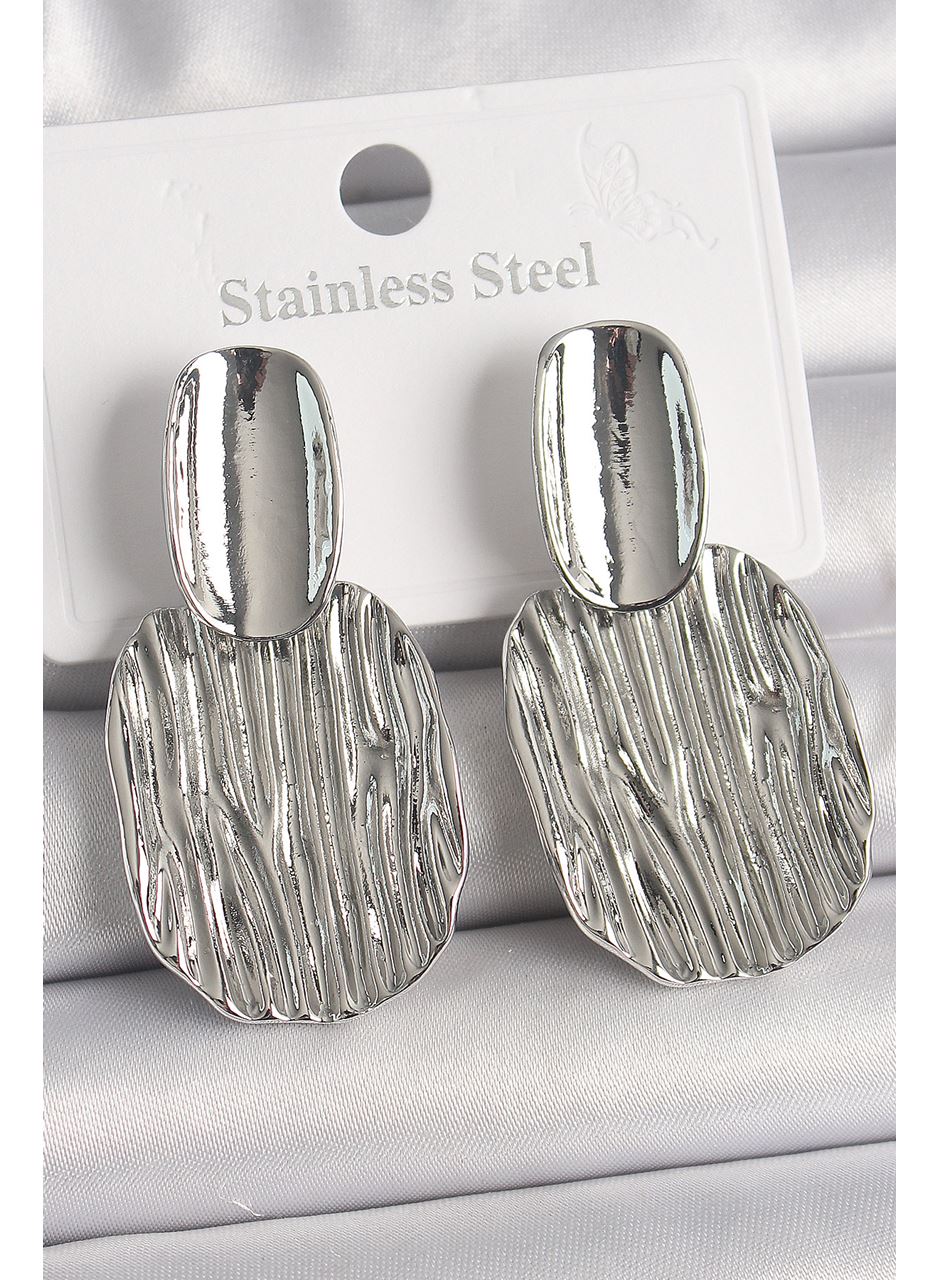 Pirinç Gümüş Renk İşlemeli Kare Plaka Model Kadın Küpe