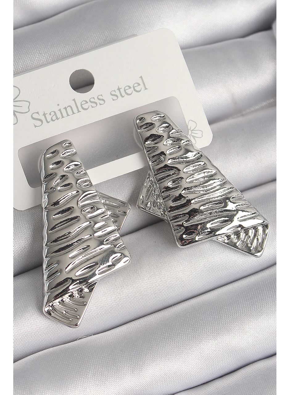 Pirinç Gümüş Renk İşleme Detaylı Katlanmış Kare Plaka Model Kadın Küpe