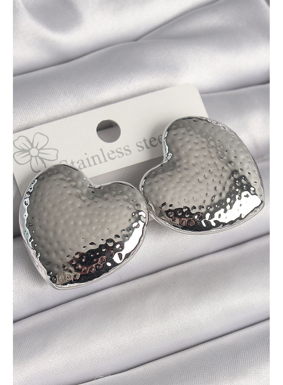 Pirinç Gümüş Renk İşleme Detaylı Kalp Model Kadın Küpe