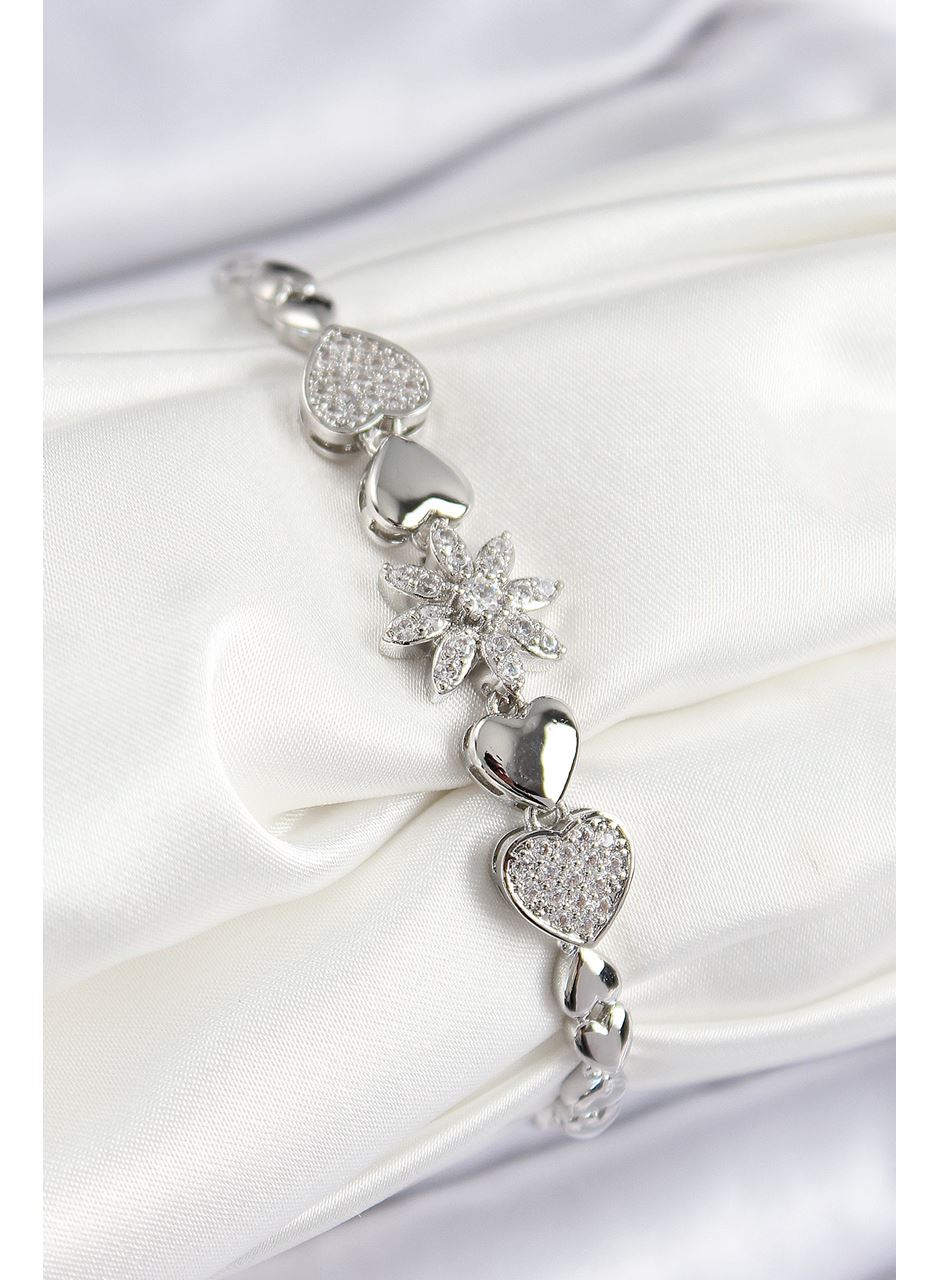 Pirinç Zirkon Taşlı Kalp Detaylı Çiçek Model Gümüş Renk Kadın Bileklik