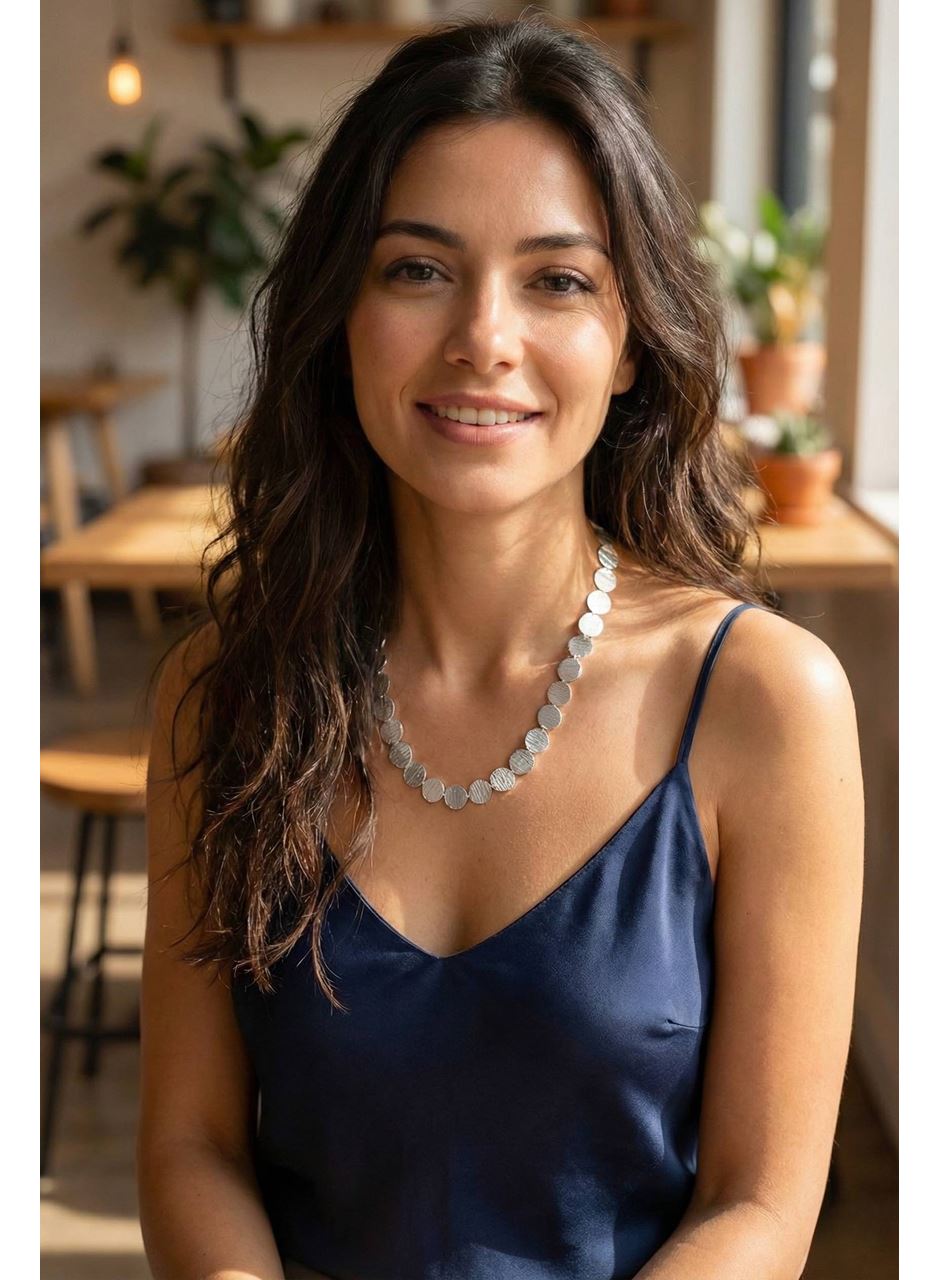 Yuvarlak Plaka Model Gümüş Renk Kadın Kolye