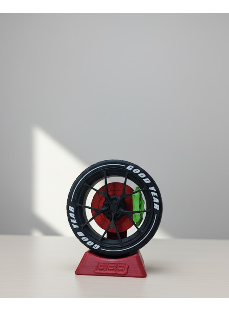 Araba Tutkunlarına Özel Jant Tasarımlı Ofis Masa Dekoru