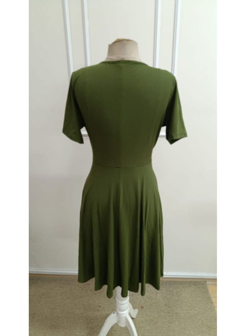 Kadın Kısa Kollu Kruvaze Yakalı önden Toka Detaylı Kısa Viskon Elbise