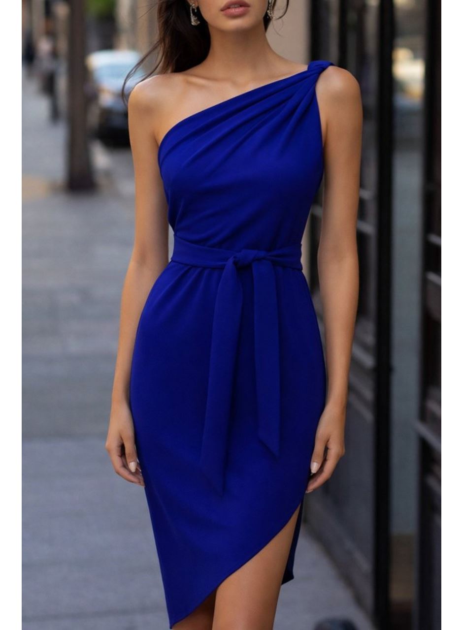 Kadın Omuzlardan Açık Askılı Belden Kuşaklı ön Asimetrik Kesim Detaylı Kısa Janjan Krep Elbise