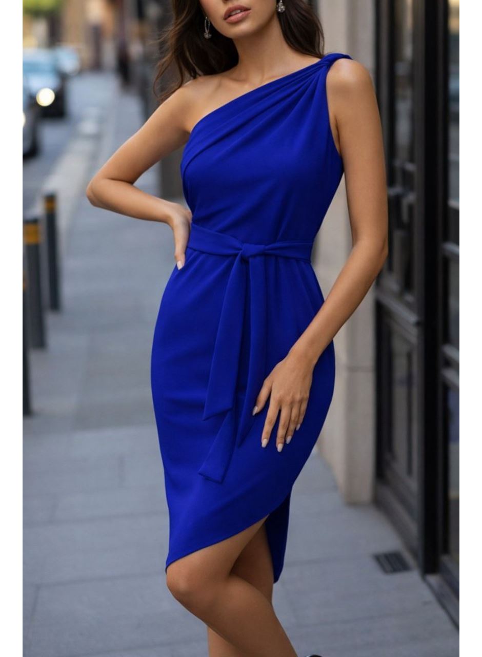 Kadın Omuzlardan Açık Askılı Belden Kuşaklı ön Asimetrik Kesim Detaylı Kısa Janjan Krep Elbise