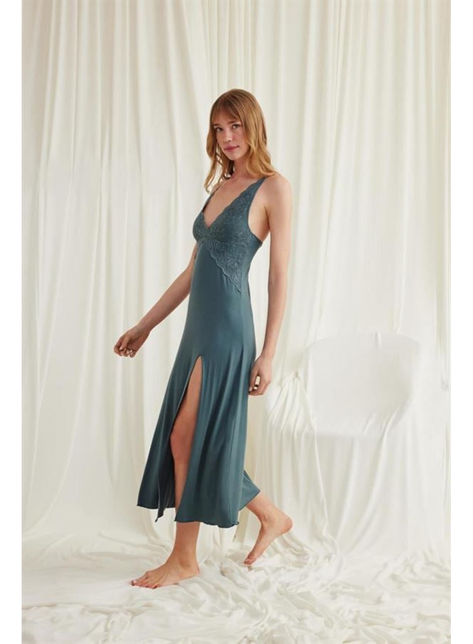 Göğüs ve Sırt Dekolteli Dantelli Yırtmaçlı Gecelik