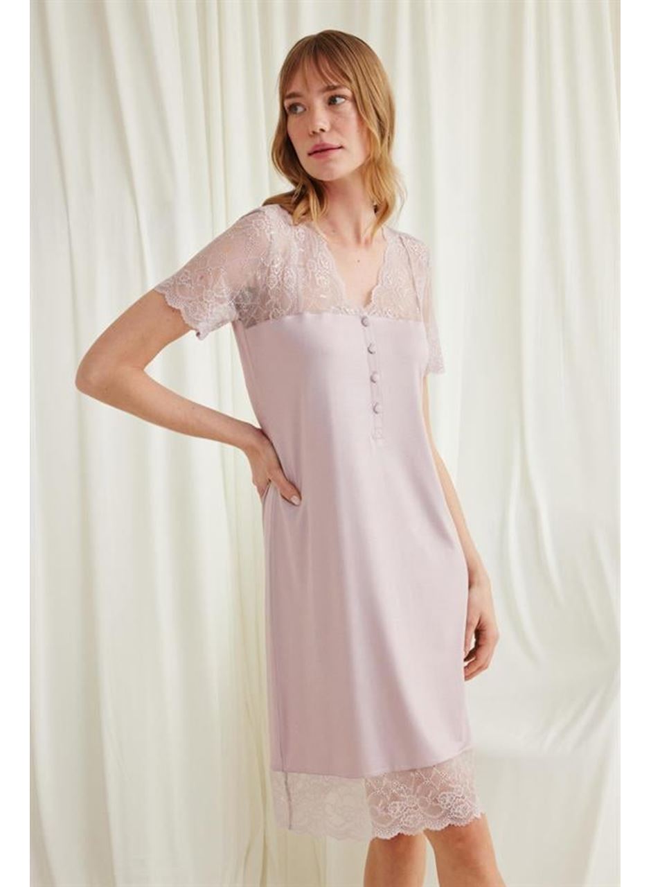 Yakası Kolu Omzu ve Etek Ağzı Dantelli Önü Düğmeli Gecelik