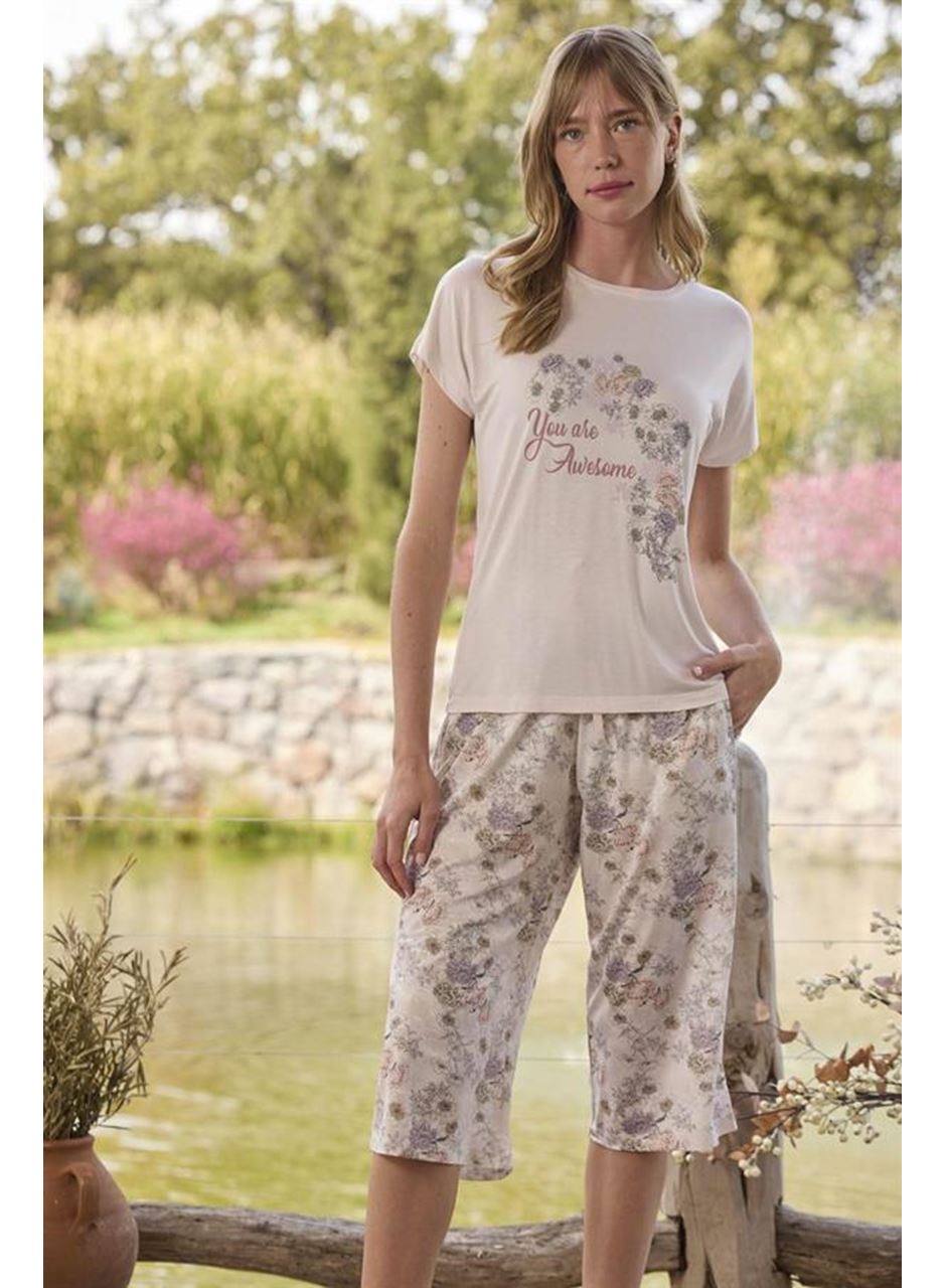 Çiçek Desenli ve Baskılı "You are Awesome" Kapri Takımı