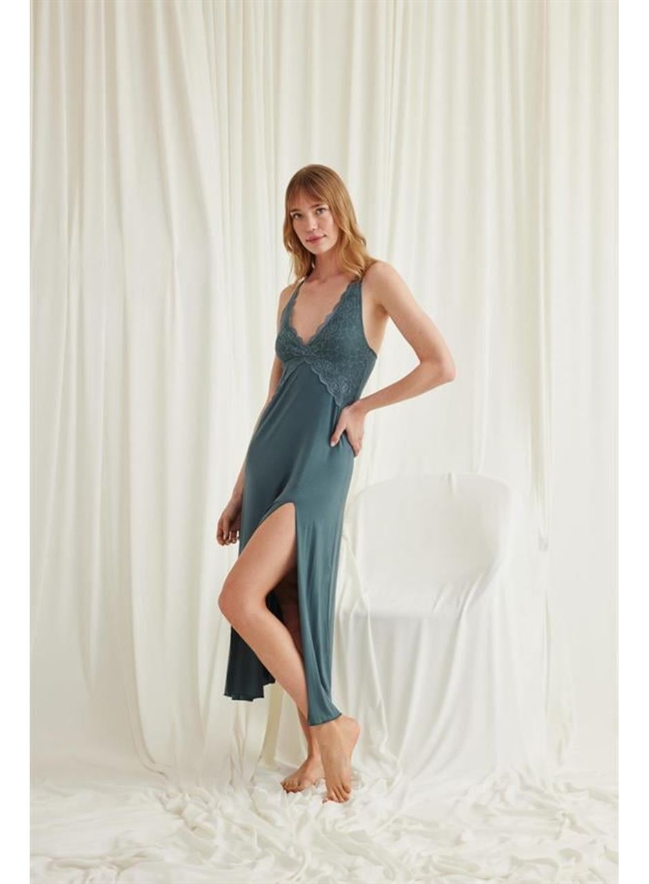 Göğüs ve Sırt Dekolteli Dantelli Yırtmaçlı Gecelik