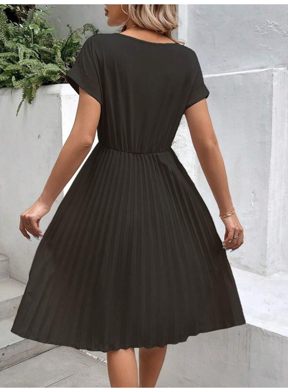 Kadın Kısa Kollu Yakası Açık Belden Lastikli Pileli Kısa Ithal Krep Elbise