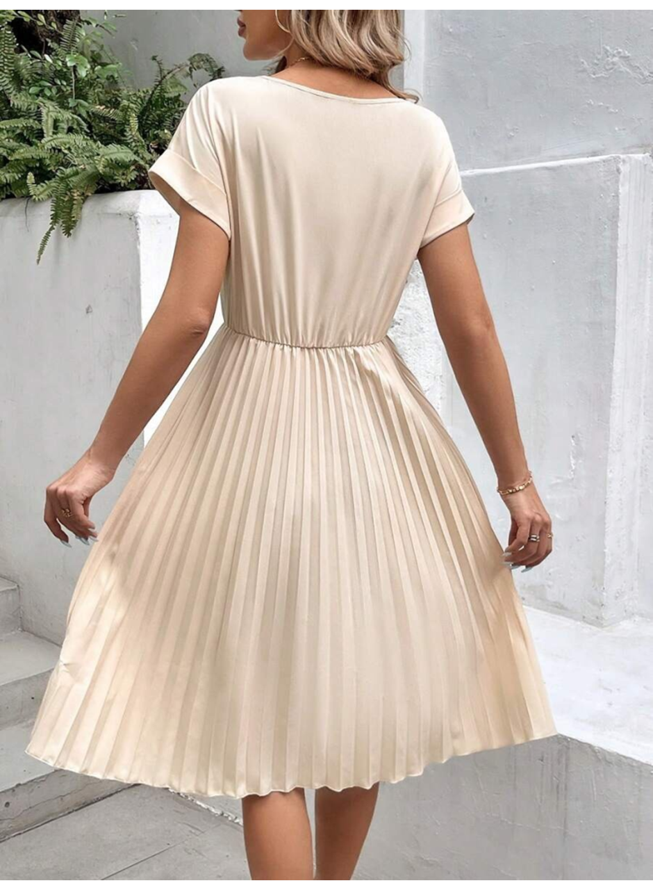 Kadın Kısa Kollu Yakası Açık Belden Lastikli Pileli Kısa Ithal Krep Elbise