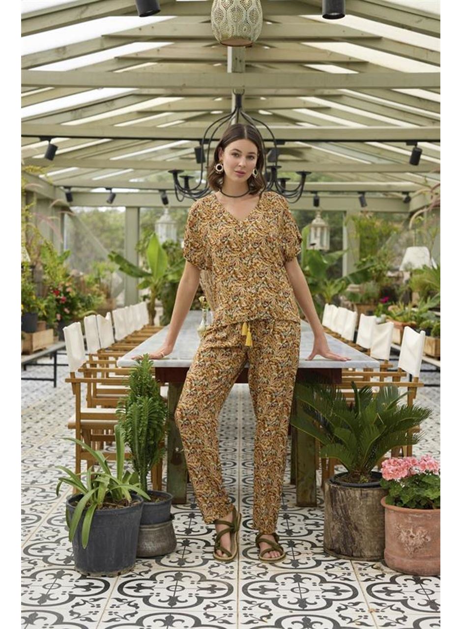 Çiçek ve Yaprak Desenli Önü Düğmeli Alt Üst Takım