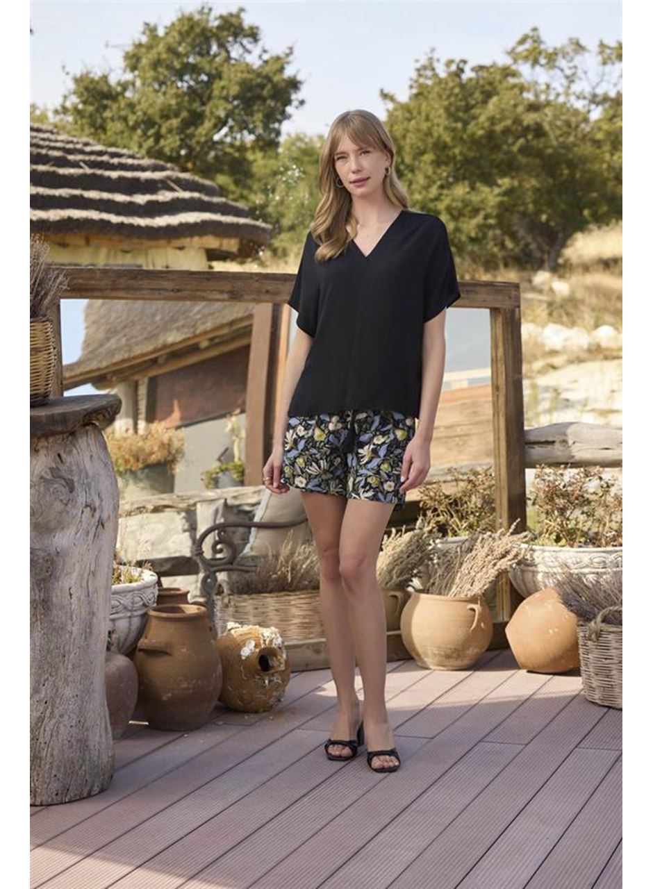 Çiçek ve Yaprak Desenli V Yaka Alt Üst Takım