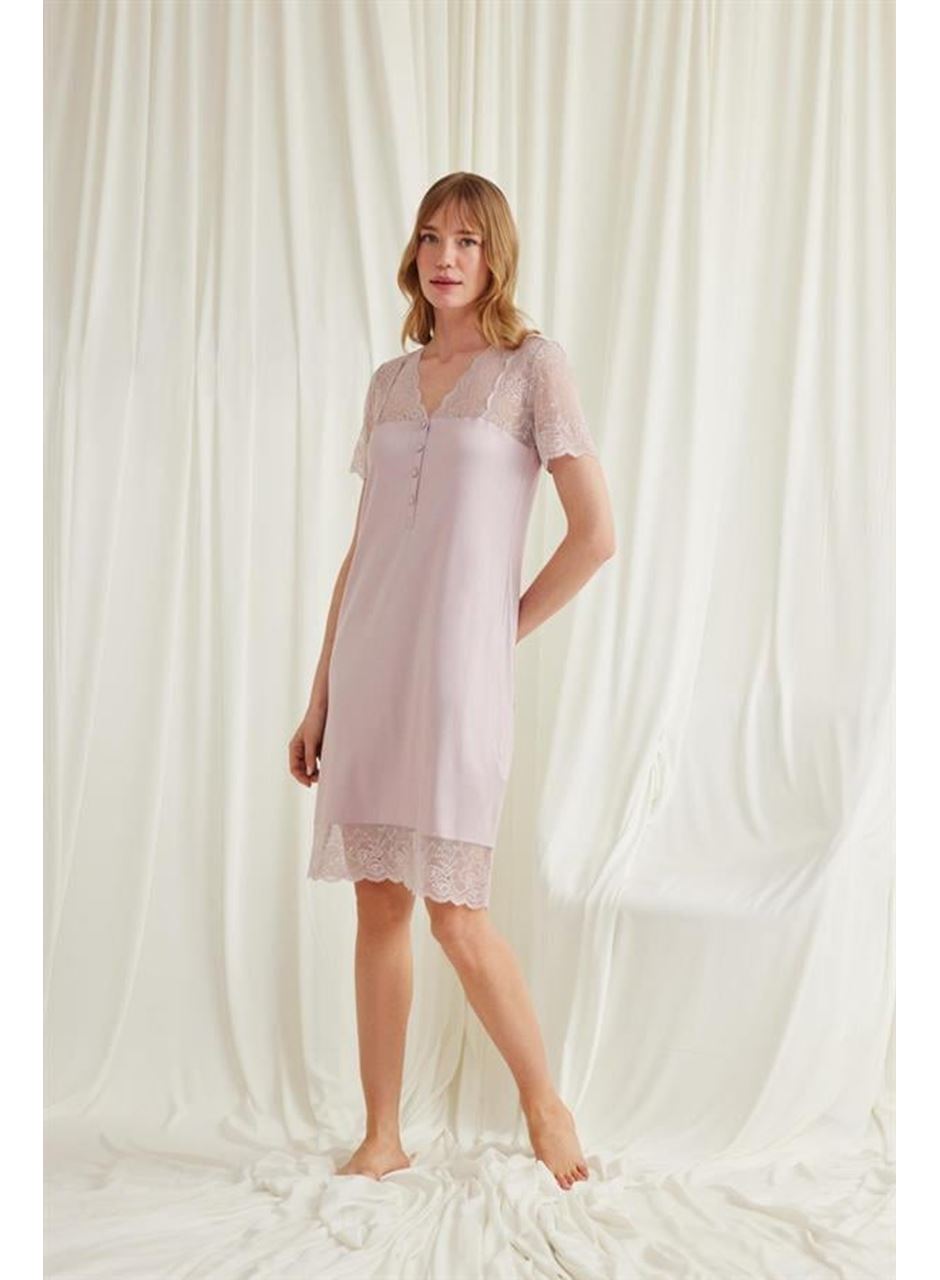 Yakası Kolu Omzu ve Etek Ağzı Dantelli Önü Düğmeli Gecelik
