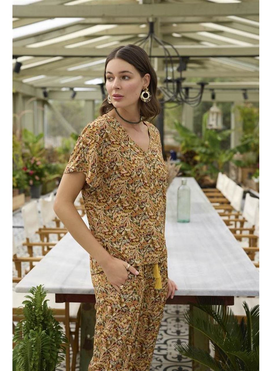 Çiçek ve Yaprak Desenli Önü Düğmeli Alt Üst Takım