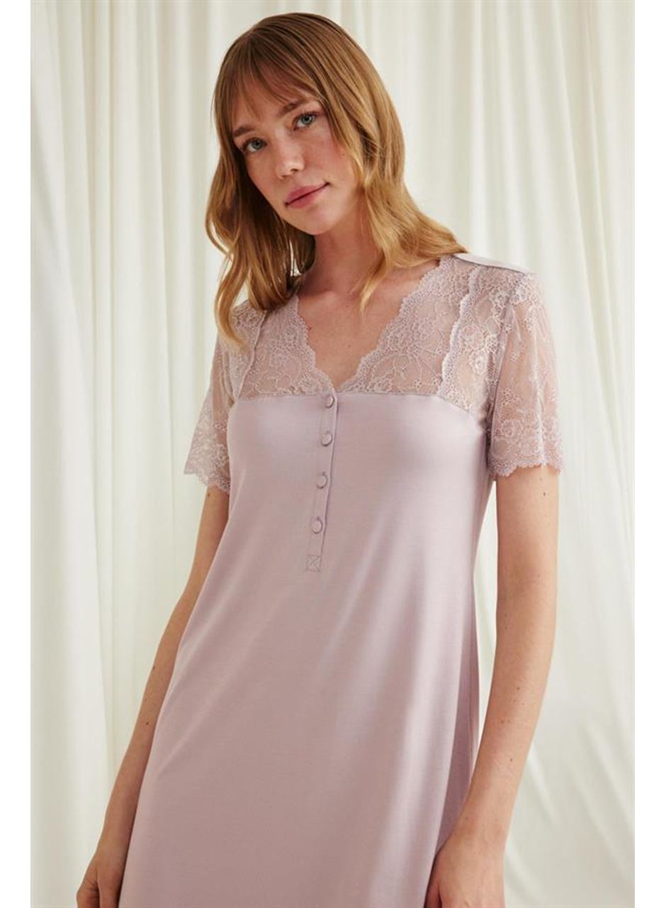 Yakası Kolu Omzu ve Etek Ağzı Dantelli Önü Düğmeli Gecelik