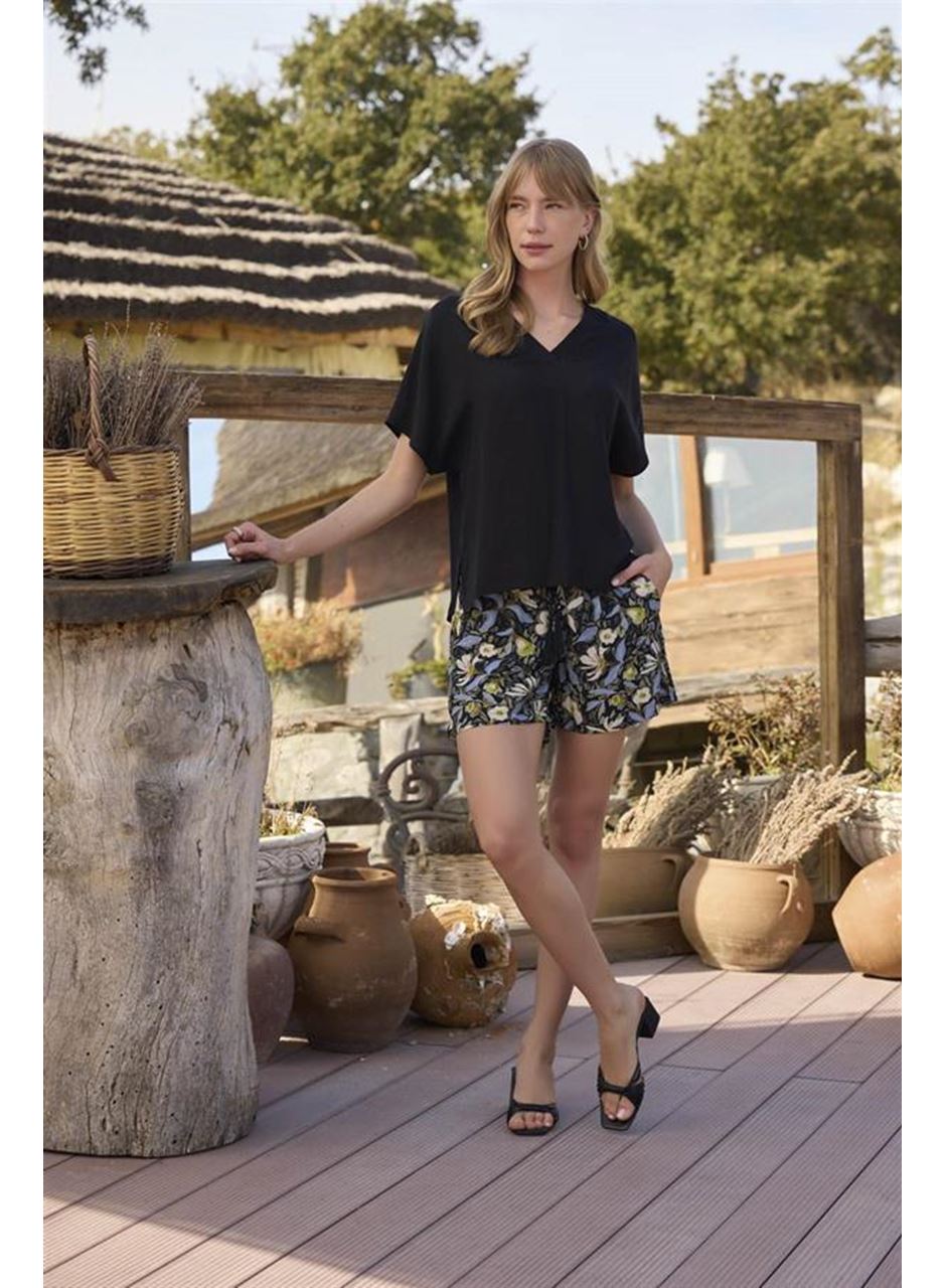 Çiçek ve Yaprak Desenli V Yaka Alt Üst Takım