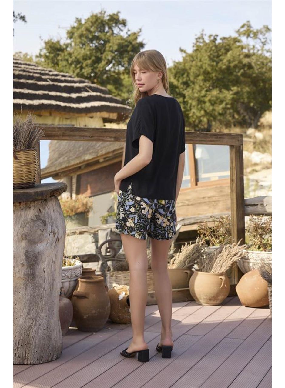 Çiçek ve Yaprak Desenli V Yaka Alt Üst Takım