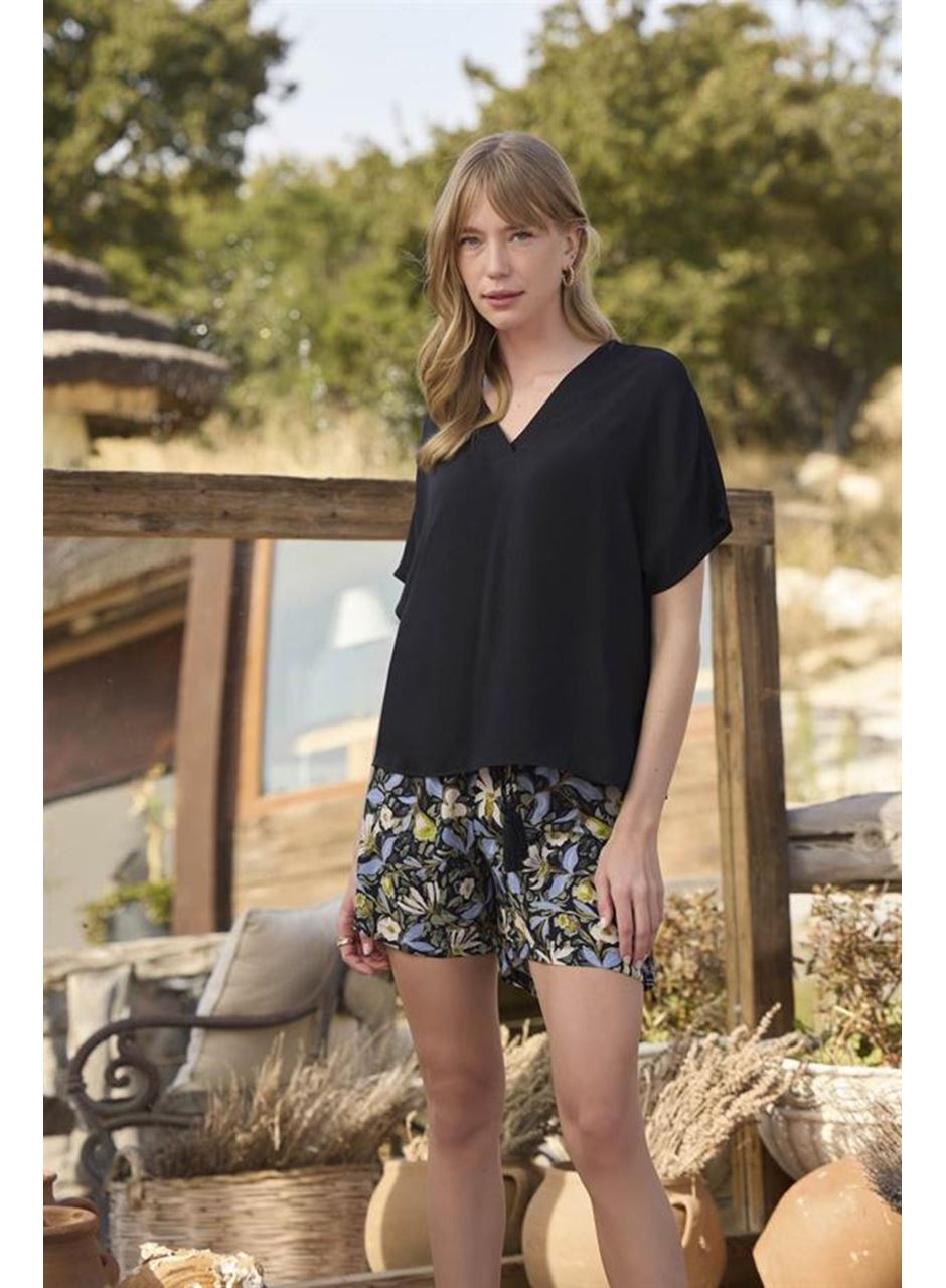 Çiçek ve Yaprak Desenli V Yaka Alt Üst Takım