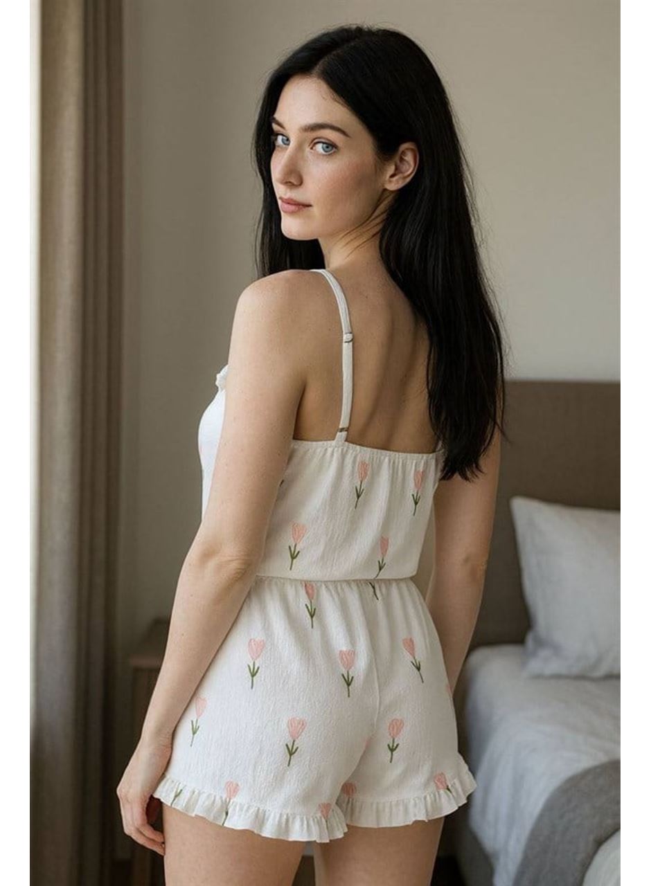 Şık Tasarım Beyaz Üstüne Çiçek Desenli Askılı Şortlu Pijama Takımı