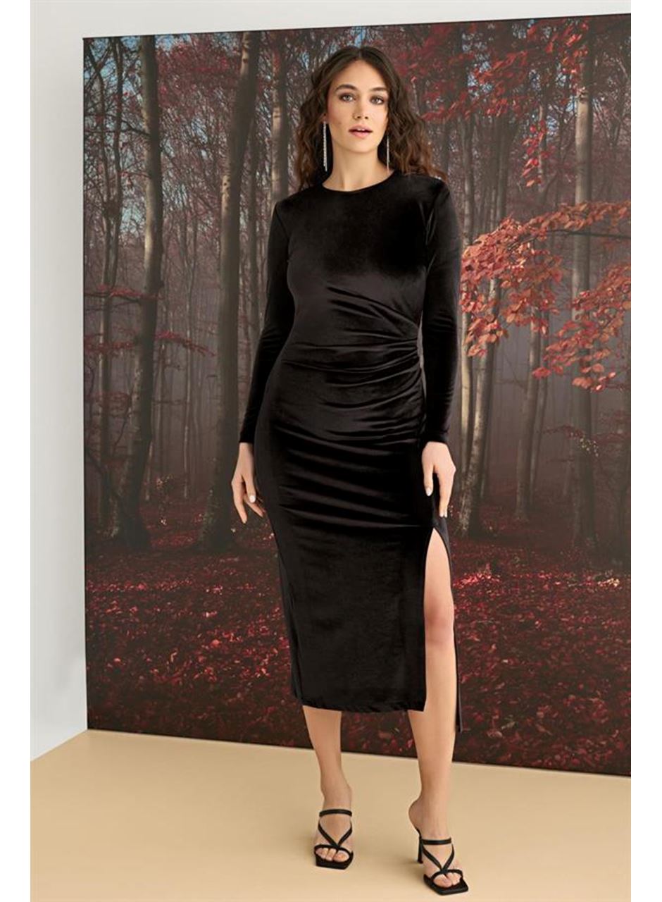 Uzun Kollu Yırtmaç Detaylı Kadife Elbise