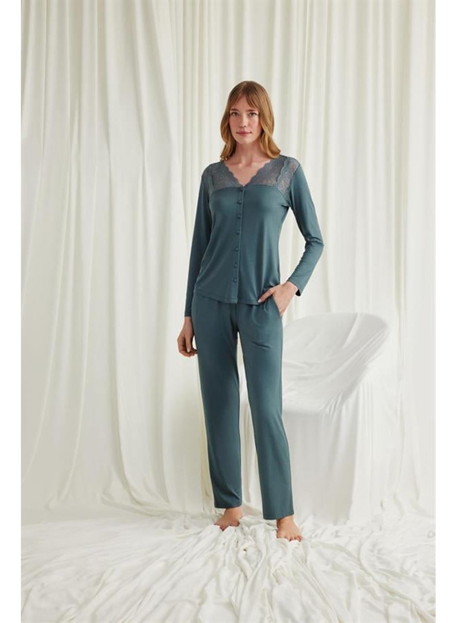 Yakası Omzu ve Paçası Dantelli Boydan Düğmeli Pijama Takımı
