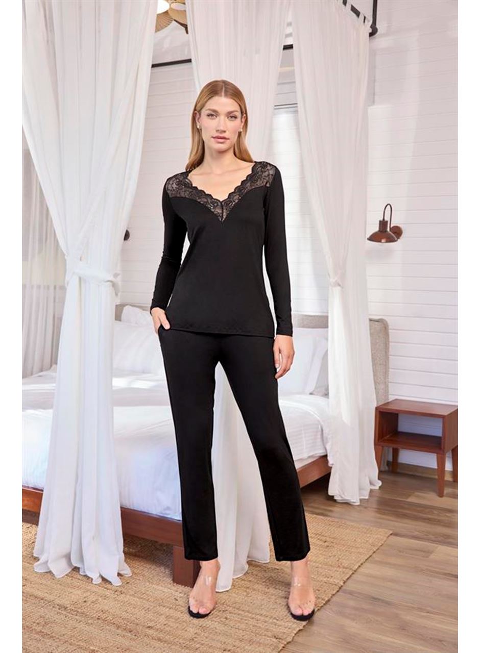 Uzun Kollu Dantelli ve Dekolteli Pijama Takımı