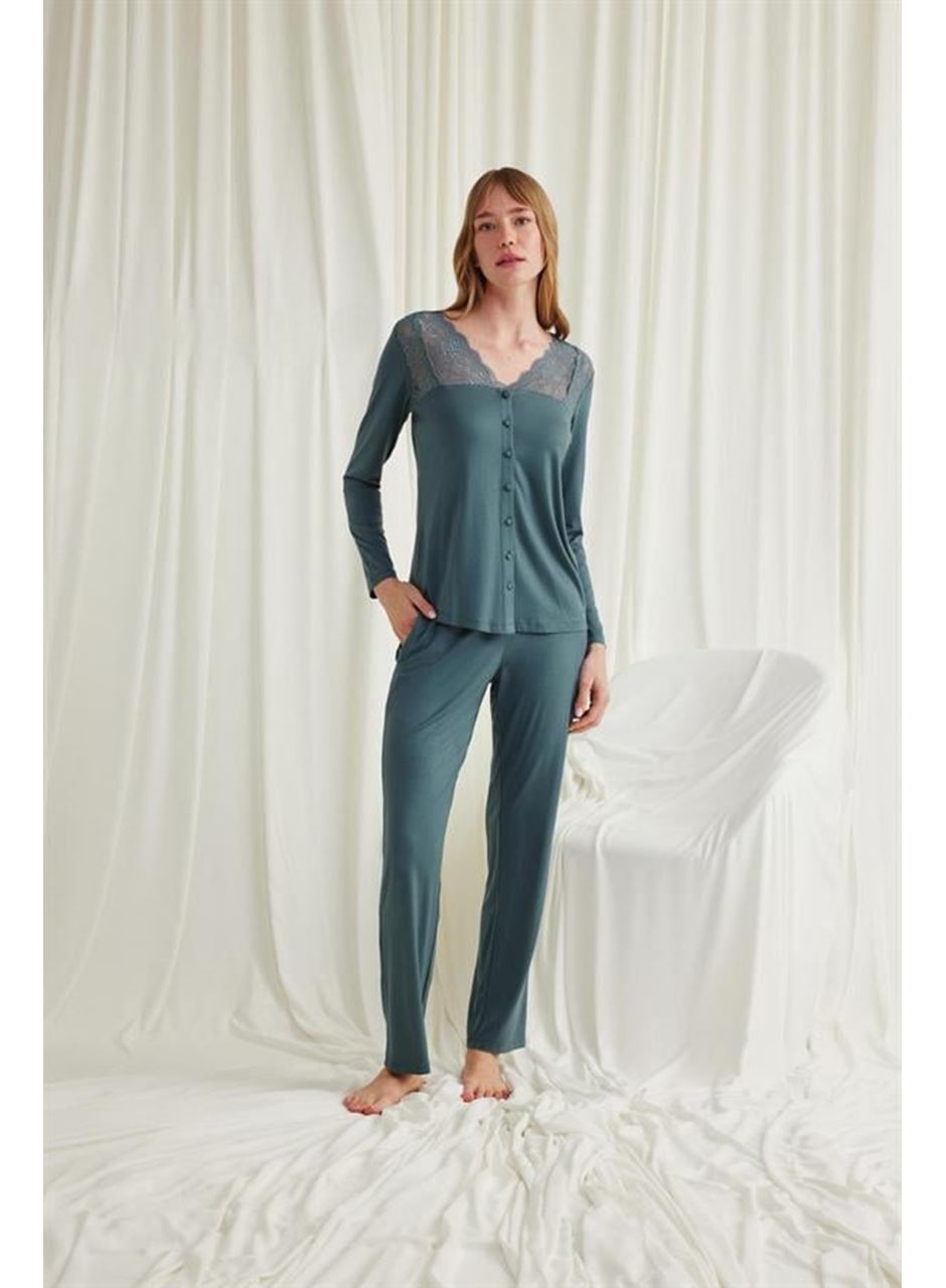 Yakası Omzu ve Paçası Dantelli Boydan Düğmeli Pijama Takımı
