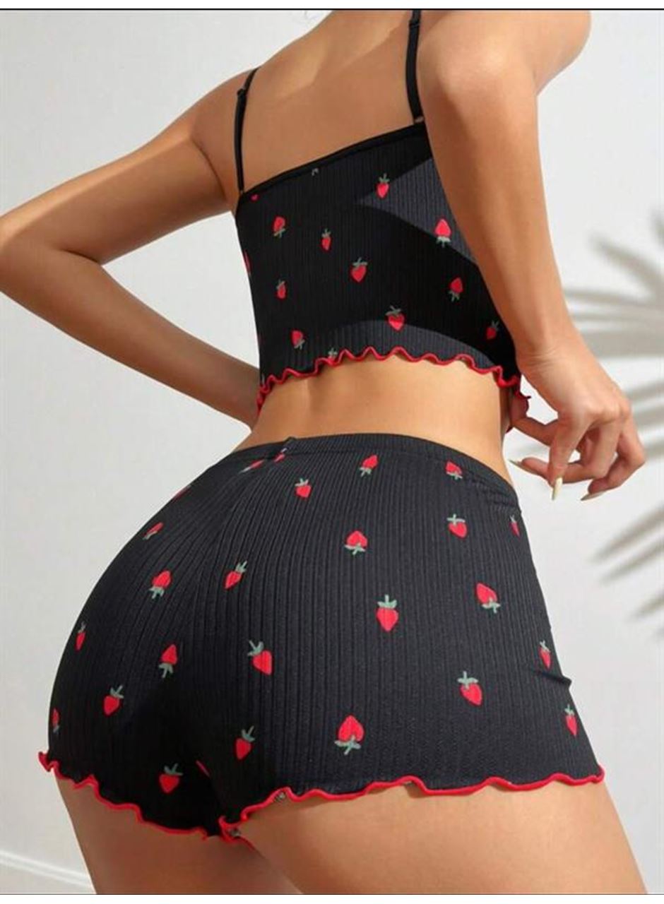 Siyah Üstüne Kırmızı Çilek Desenli Askılı Şortlu Pijama Takımı