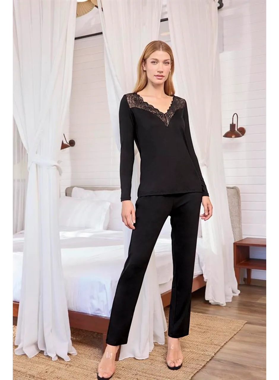 Uzun Kollu Dantelli ve Dekolteli Pijama Takımı