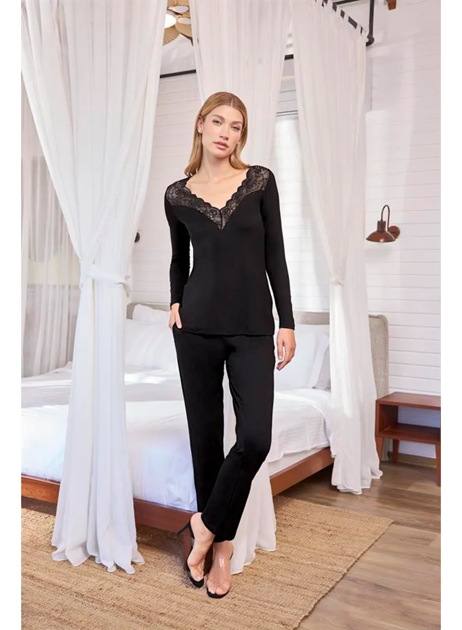 Uzun Kollu Dantelli ve Dekolteli Pijama Takımı