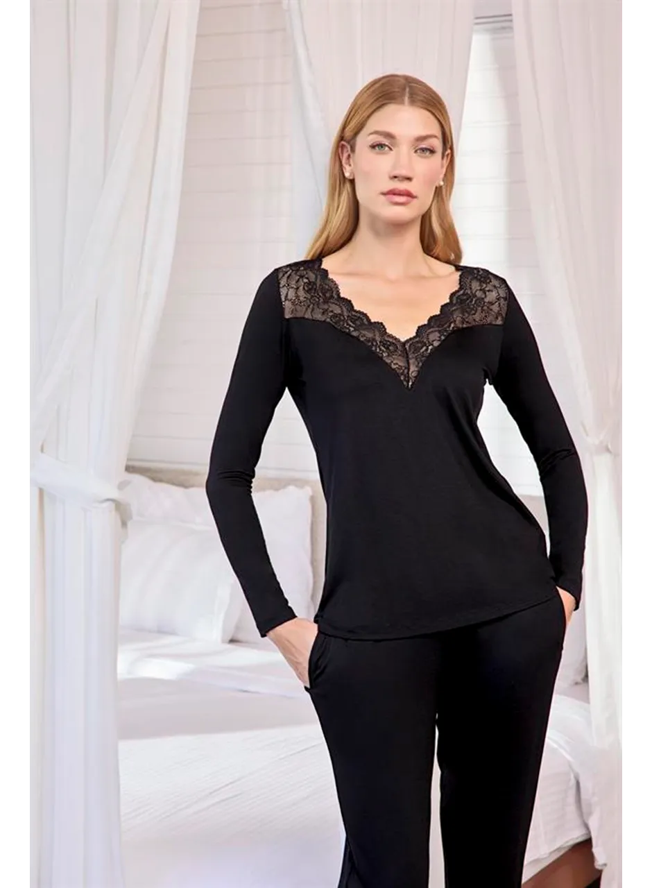 Uzun Kollu Dantelli ve Dekolteli Pijama Takımı
