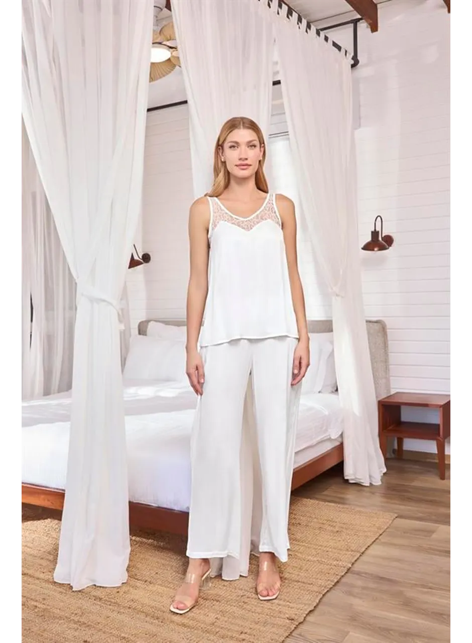 Dantelli ve Dekolteli Saten Pijama Takımı