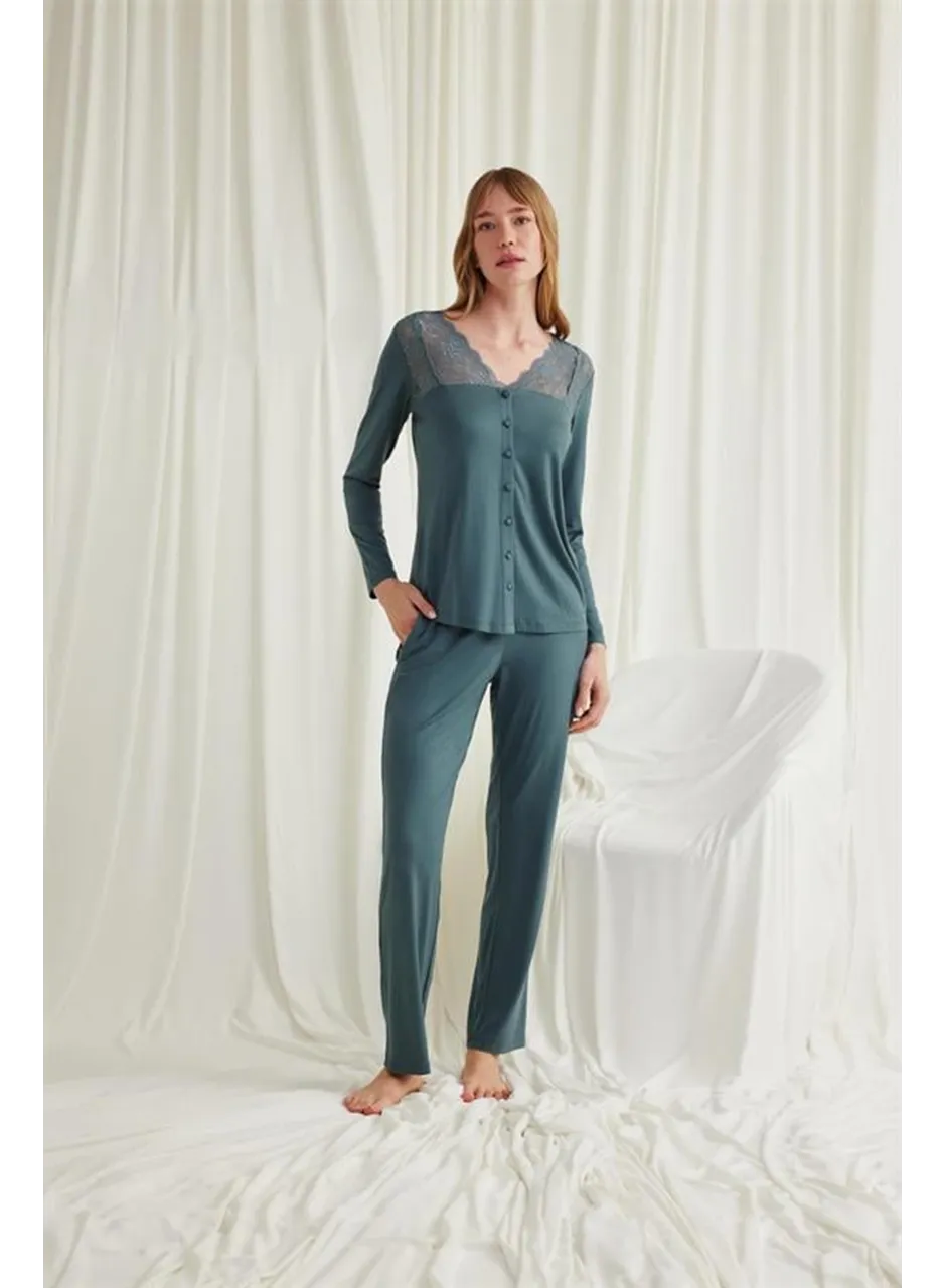 Yakası Omzu ve Paçası Dantelli Boydan Düğmeli Pijama Takımı