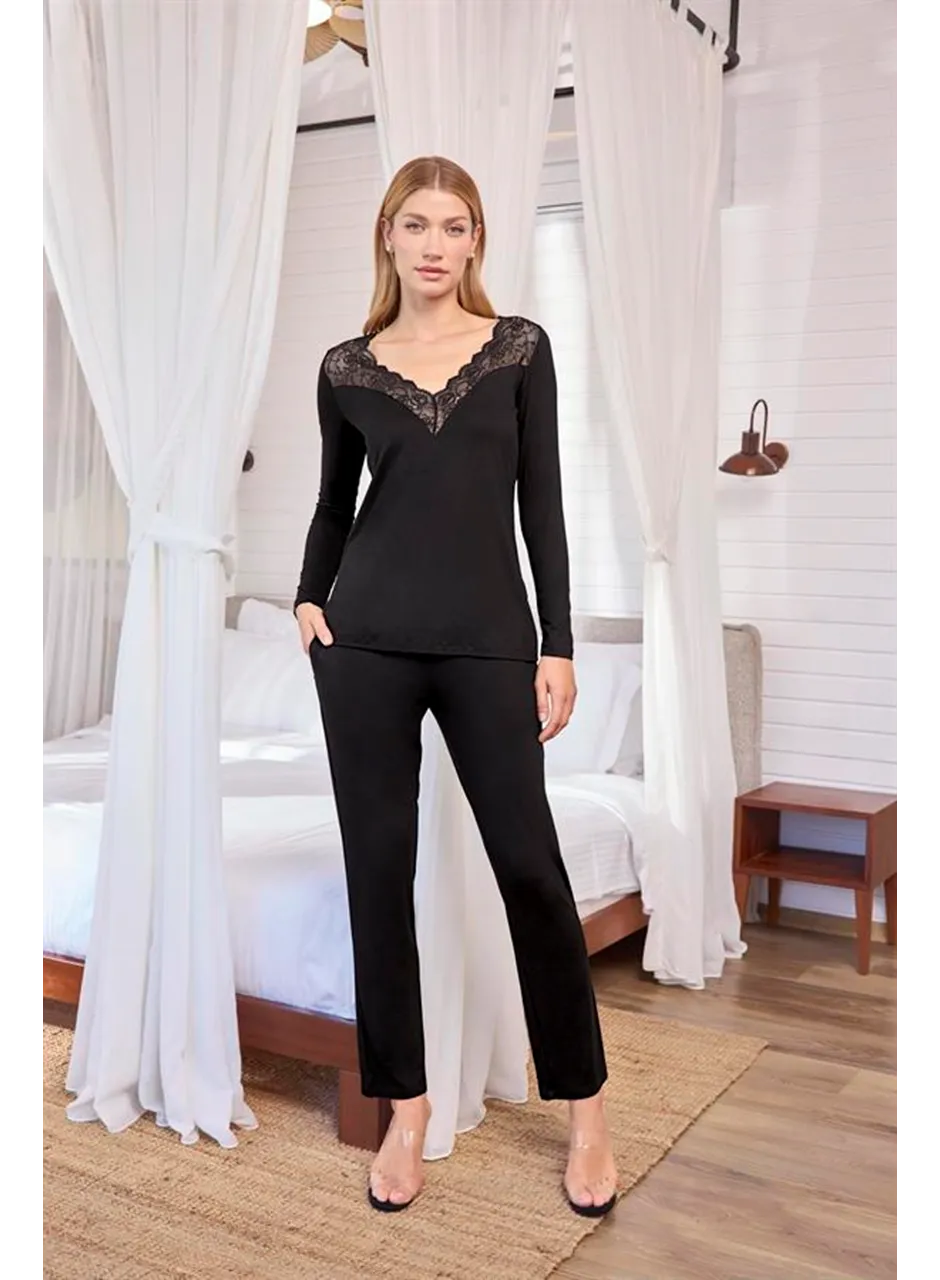 Uzun Kollu Dantelli ve Dekolteli Pijama Takımı