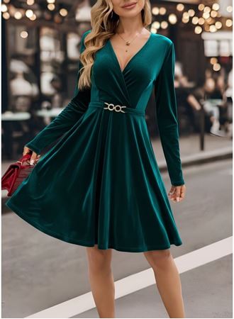 Kadın Uzun Kollu Kruvaze Yakalı Toka Detaylı Mini Kadife Elbise