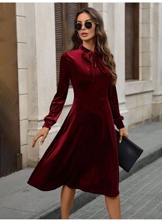 Kadın Uzun Kollu Yakadan Fiyonklu Cepli Midi Kadife Elbise